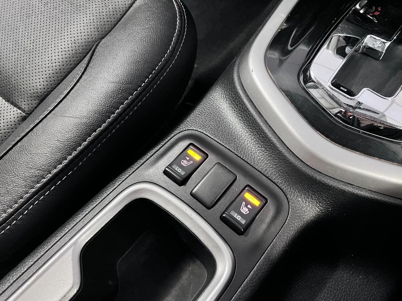 2019 Nissan Navara, misc controls (photo 33 of 33)