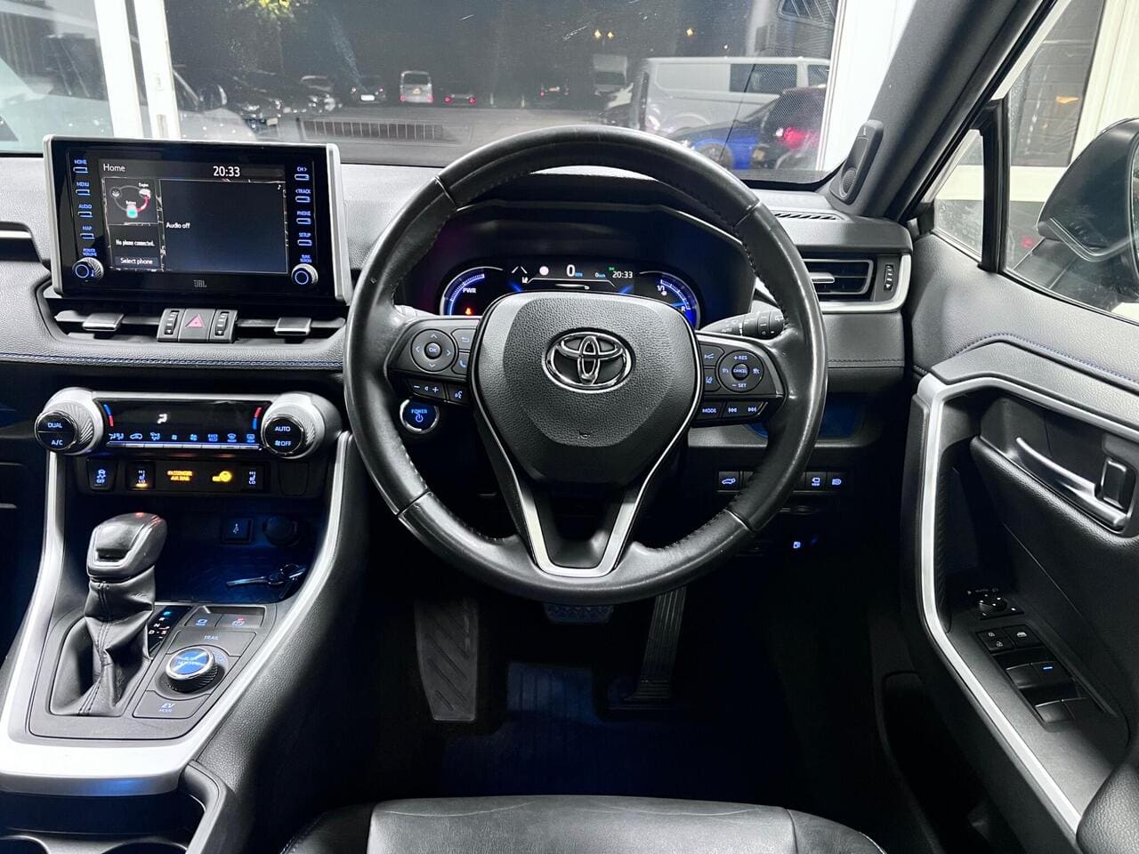 2020 Toyota RAV4, steering wheel (photo 27 of 43)