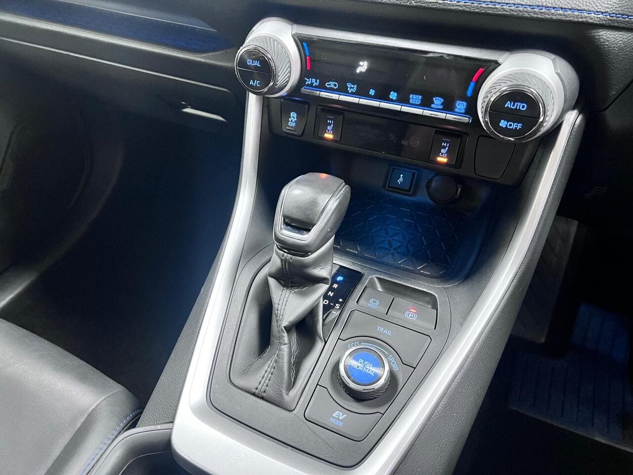 2020 Toyota RAV4, interior front (photo 11 of 43)
