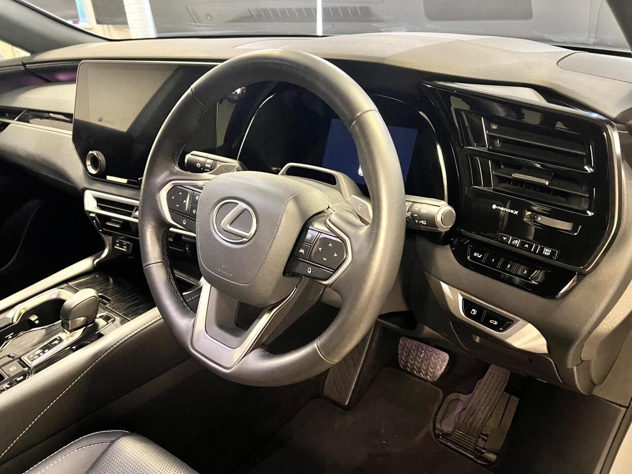 2024 Lexus RX, steering wheel (photo 21 of 57)