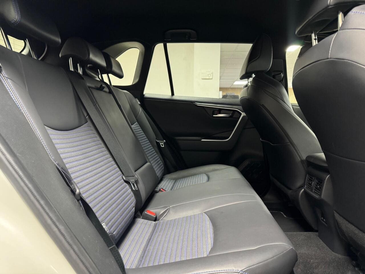 2022 Toyota RAV4, seats rear (photo 10 of 36)