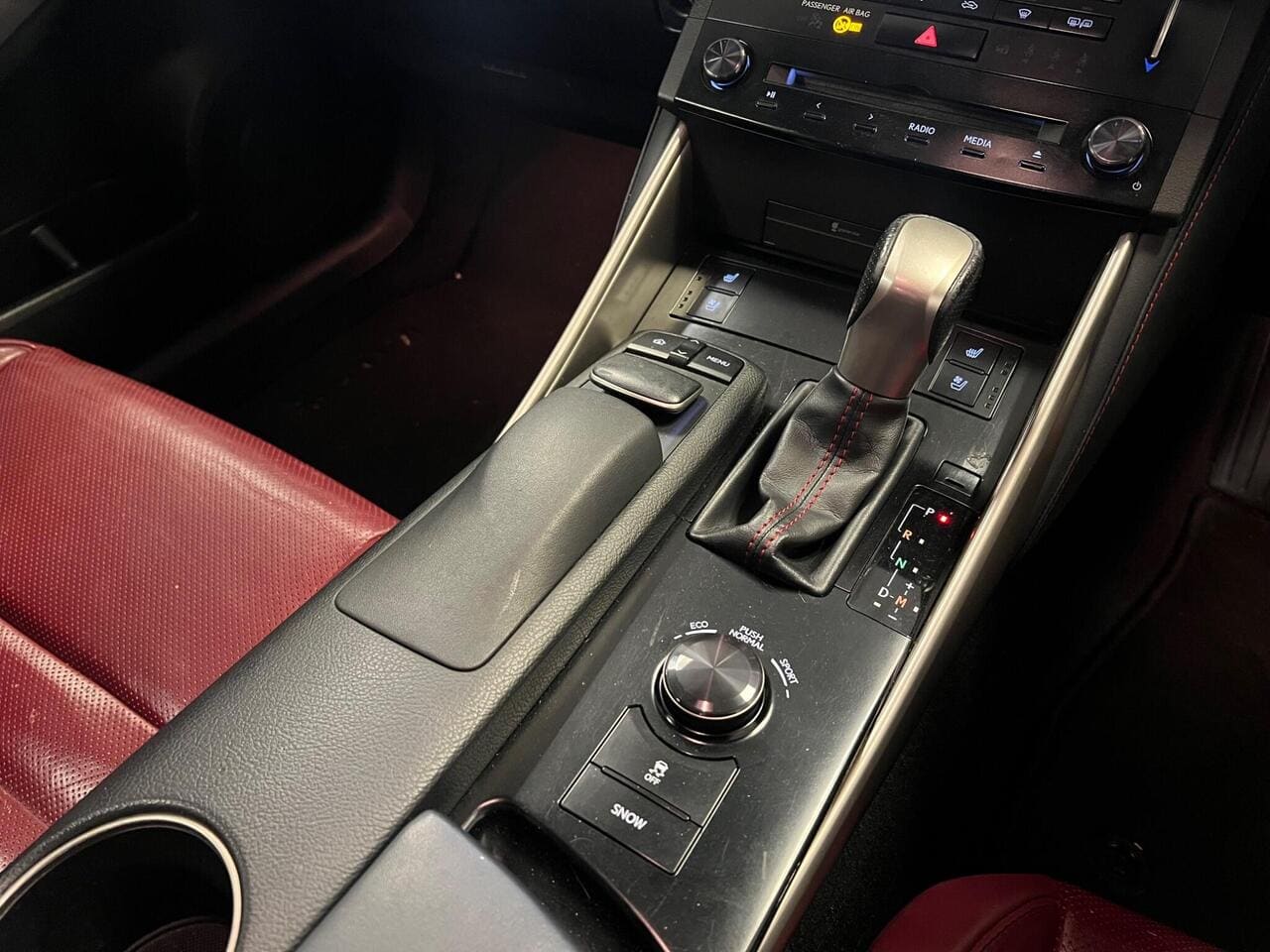2013 Lexus IS, interior front (photo 18 of 34)