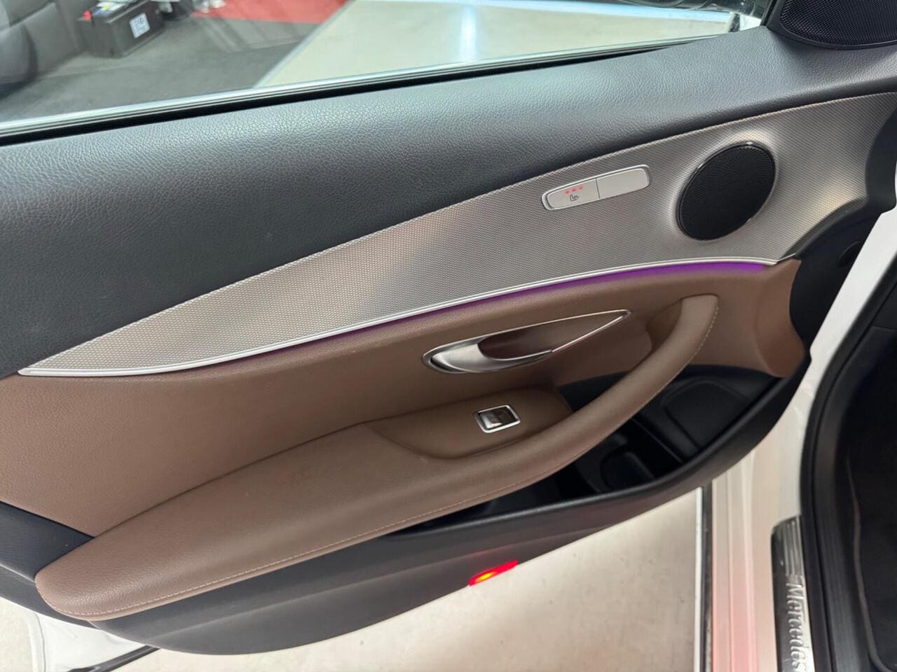 2018 Mercedes-Benz E Class, door interior (photo 24 of 36)