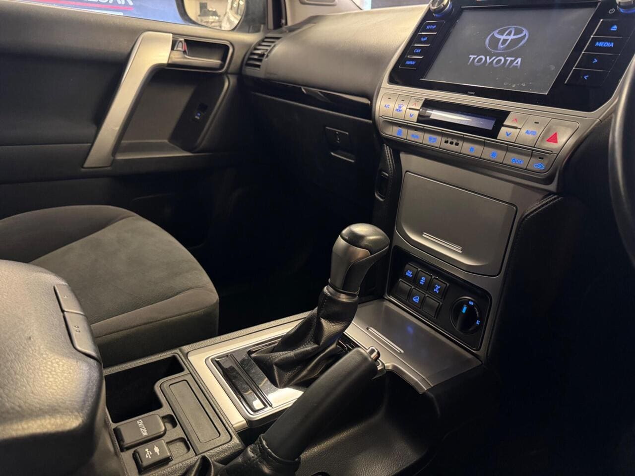 2019 Toyota Land Cruiser, interior front (photo 15 of 39)