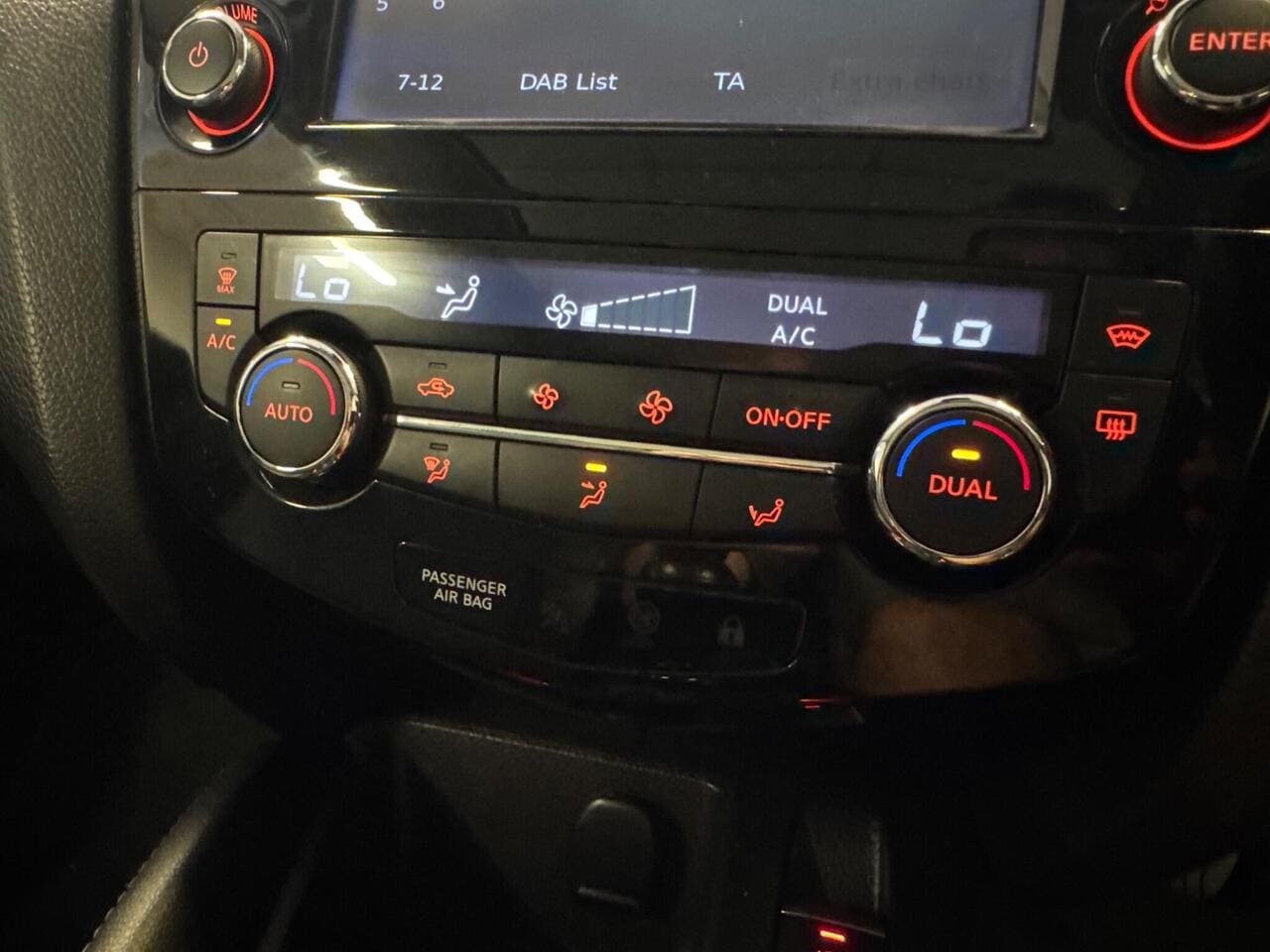 2017 Nissan Qashqai, infotainment system (photo 30 of 36)