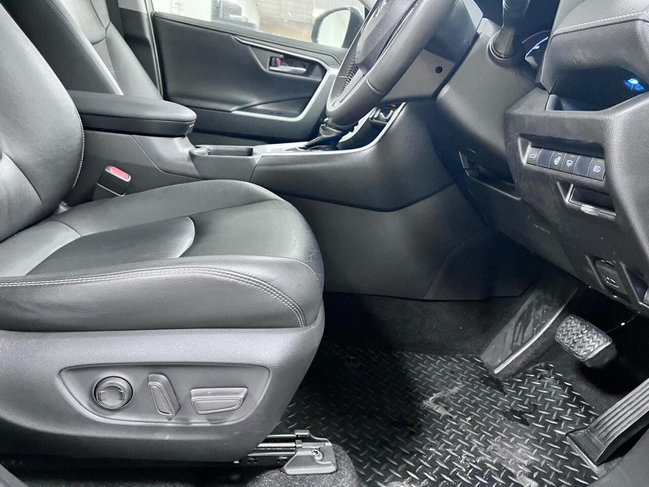 2020 Toyota RAV4, seat driver (photo 11 of 36)