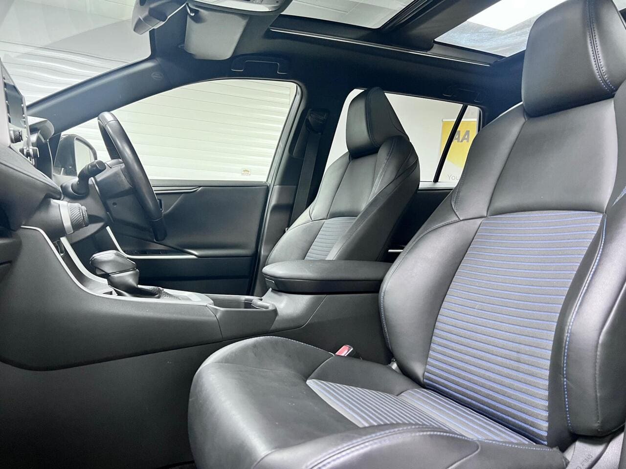2020 Toyota RAV4, seat front passenger (photo 23 of 43)