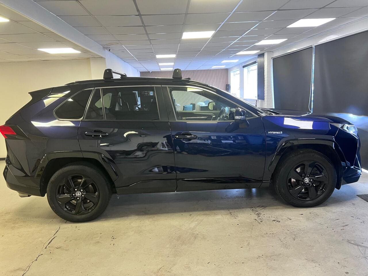 2020 Toyota RAV4, side right (photo 4 of 49)