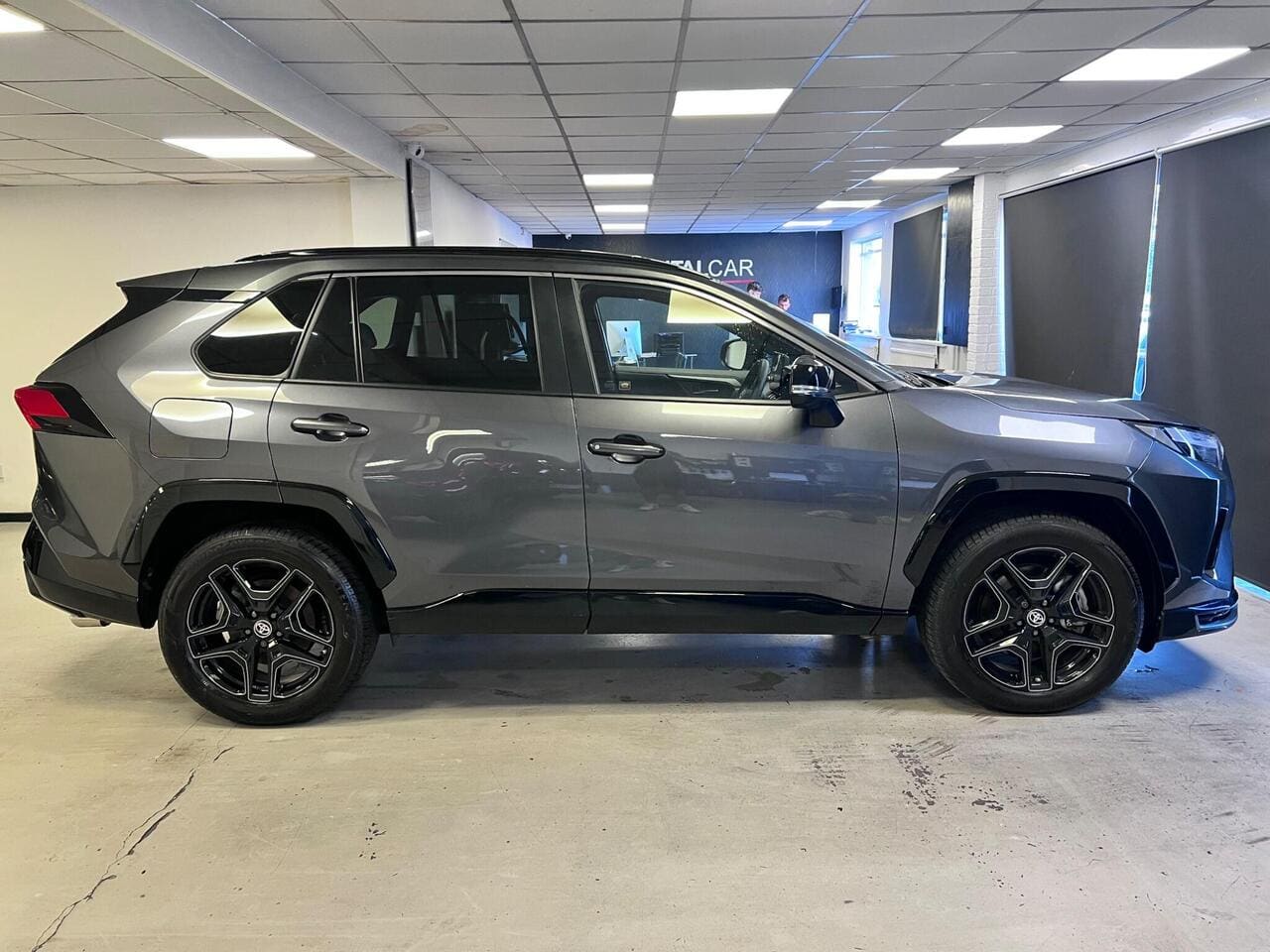 2025 Toyota RAV4, side right (photo 4 of 41)