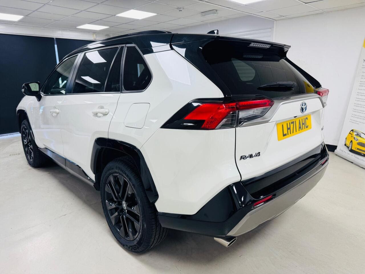 2022 Toyota RAV4, rear left (photo 6 of 36)
