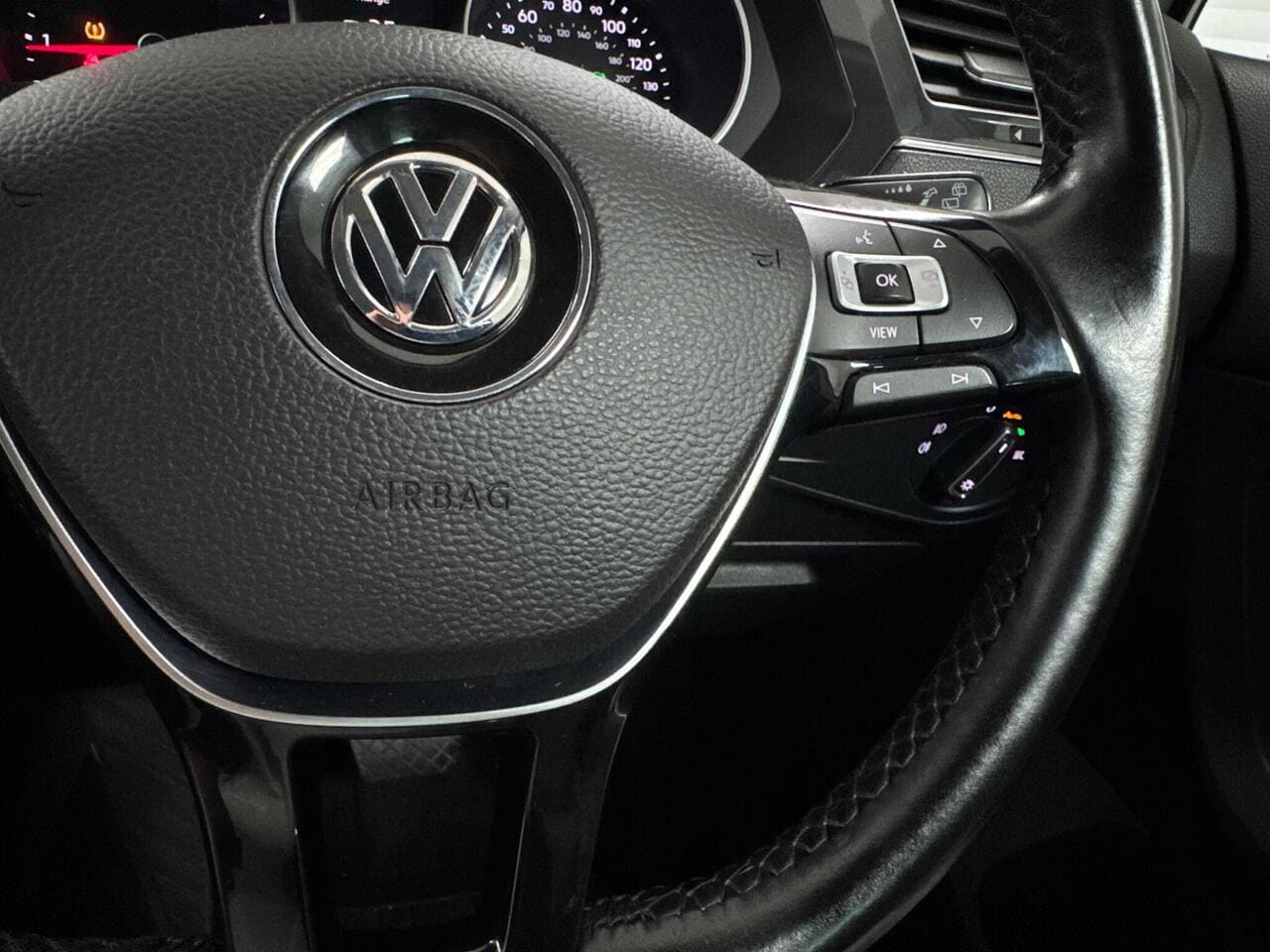 2019 Volkswagen Tiguan, steering wheel (photo 18 of 28)