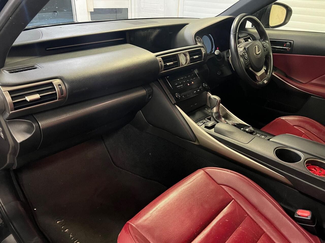 2013 Lexus IS, interior front (photo 17 of 34)