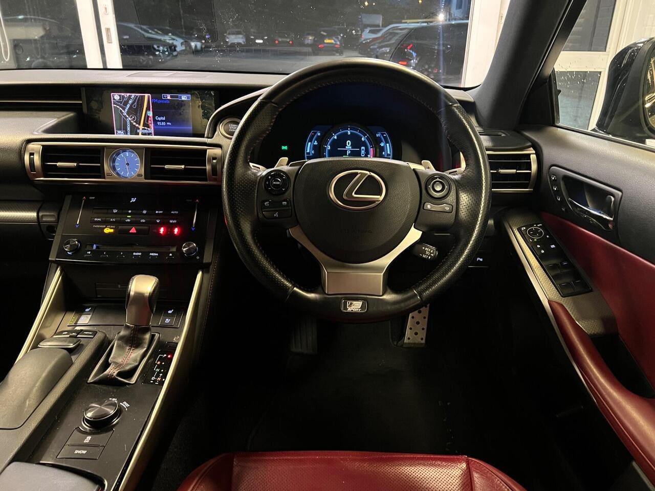 2013 Lexus IS, steering wheel (photo 27 of 34)