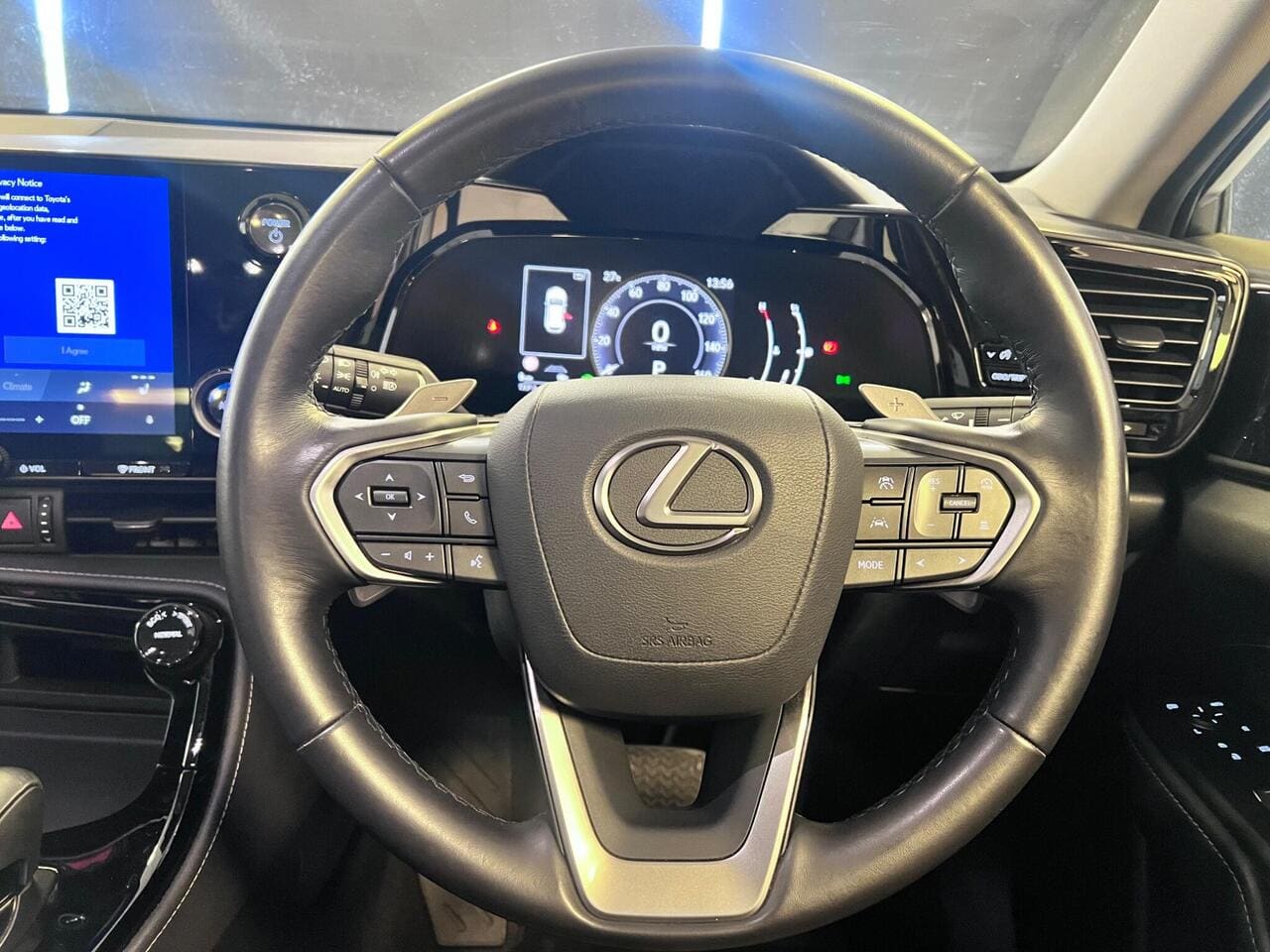 2022 Lexus NX, steering wheel (photo 20 of 30)