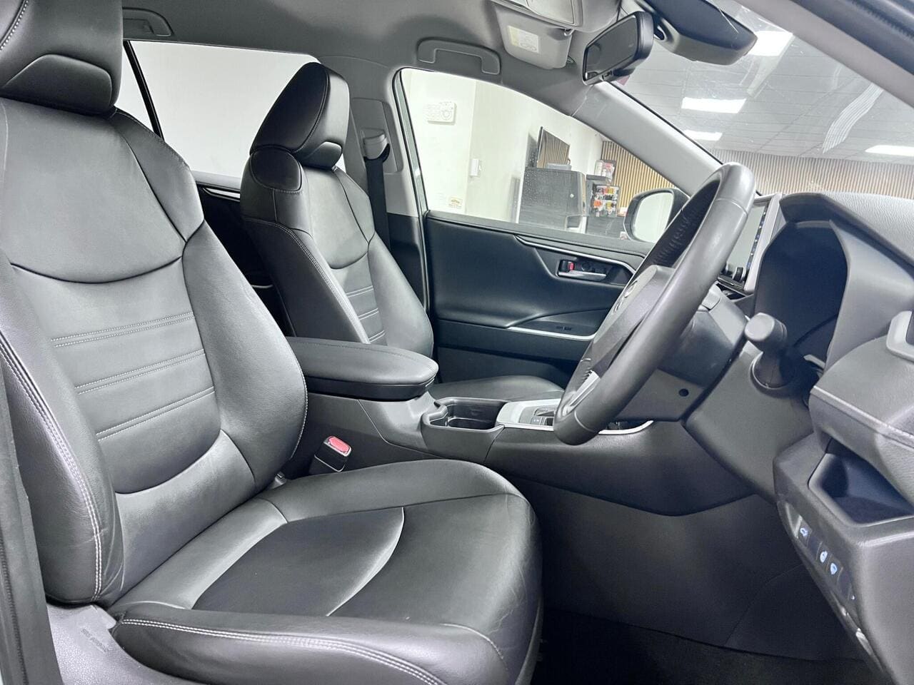 2020 Toyota RAV4, seat driver (photo 12 of 36)