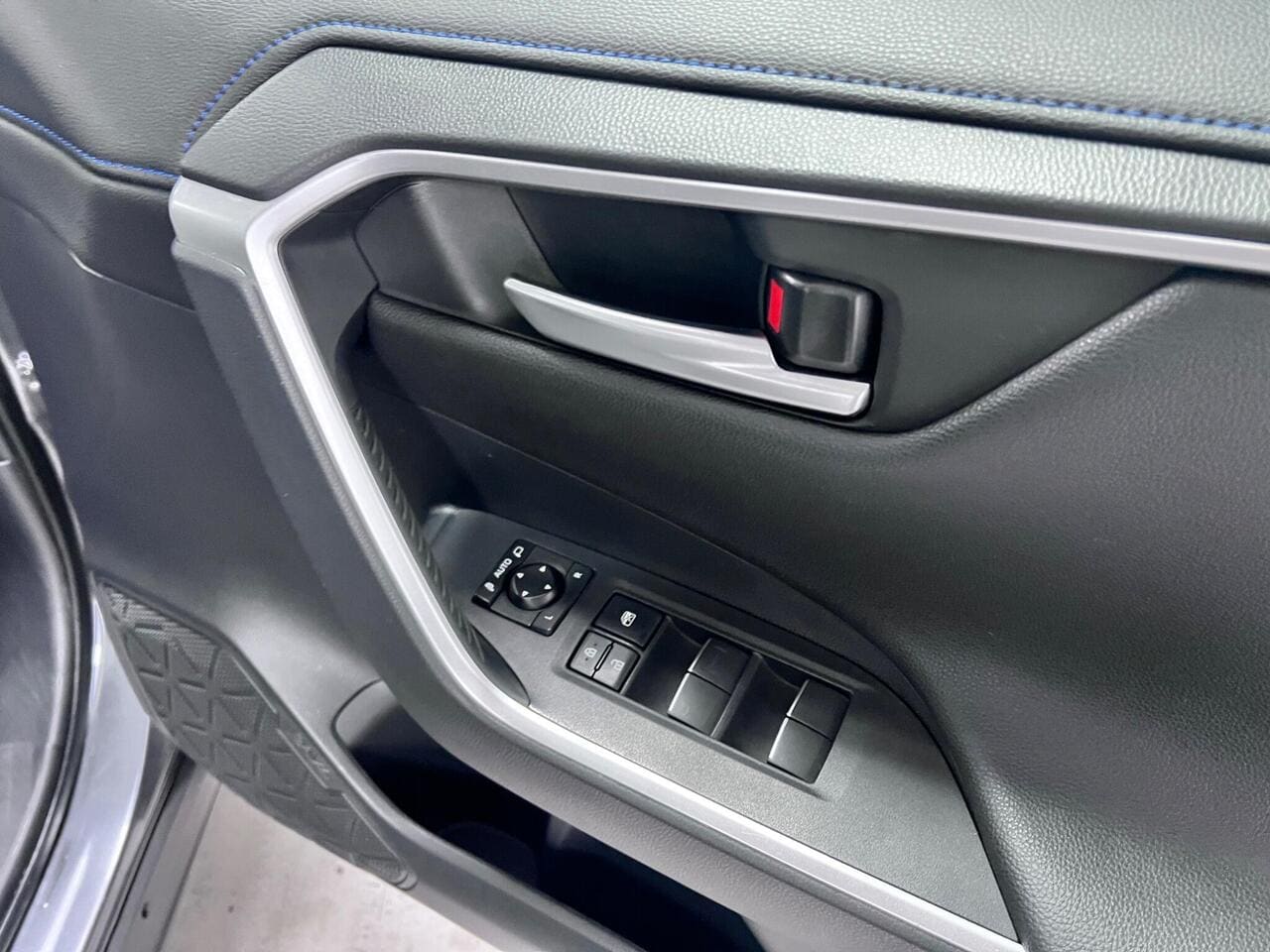 2020 Toyota RAV4, door interior (photo 36 of 43)
