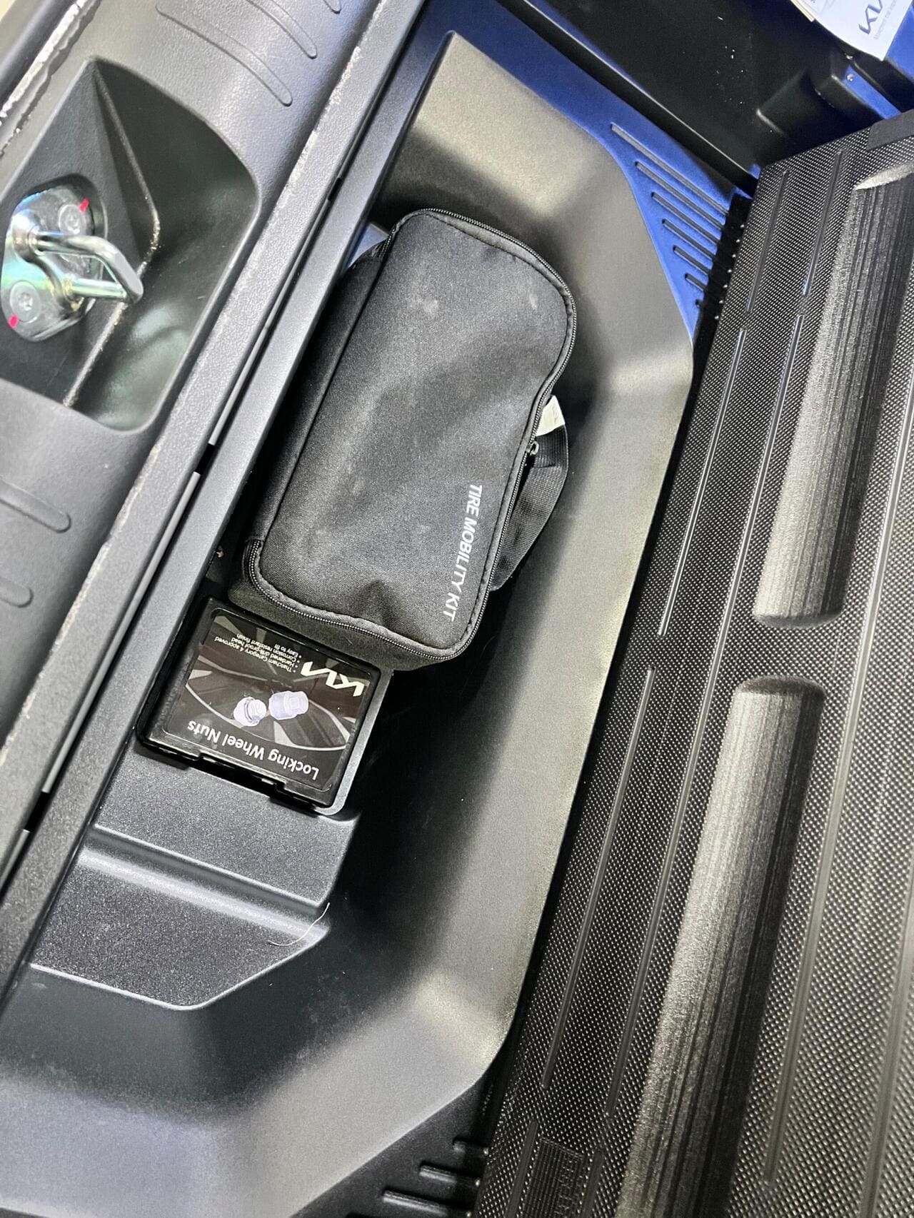 2025 Kia EV6 (photo 9 of 37)