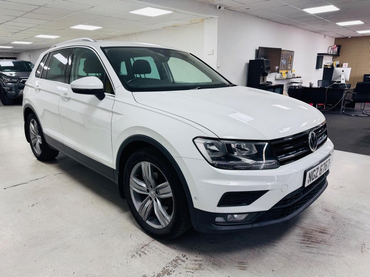 2019 Volkswagen Tiguan, front right (photo 3 of 28)