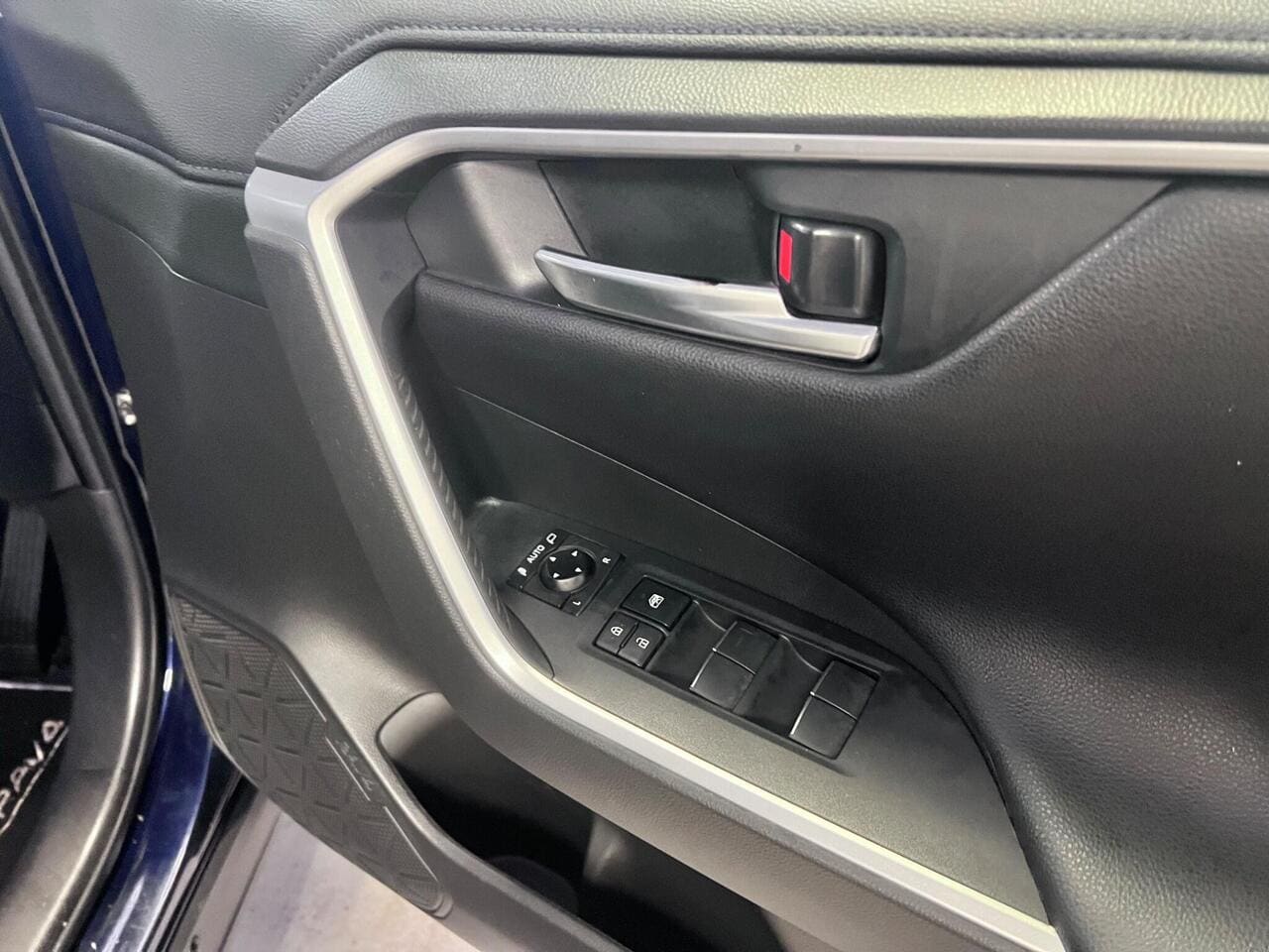 2020 Toyota RAV4, door interior (photo 31 of 49)