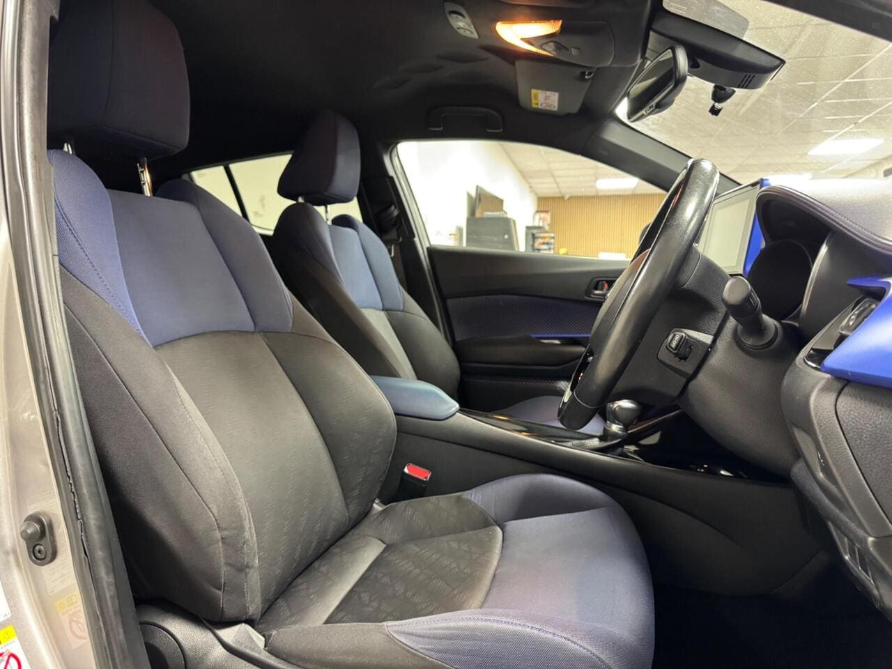 2017 Toyota C-HR, seat driver (photo 30 of 31)