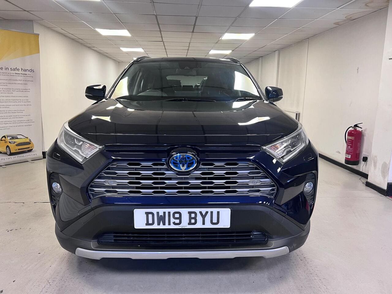2019 Toyota RAV4, front (photo 2 of 37)