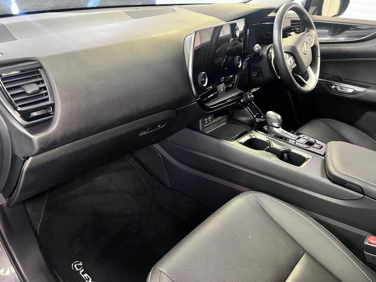 2022 Lexus NX, interior front (photo 10 of 30)
