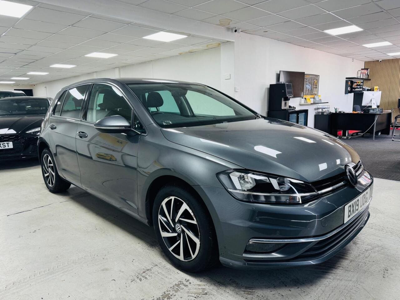 2019 Volkswagen Golf, front right (photo 3 of 30)