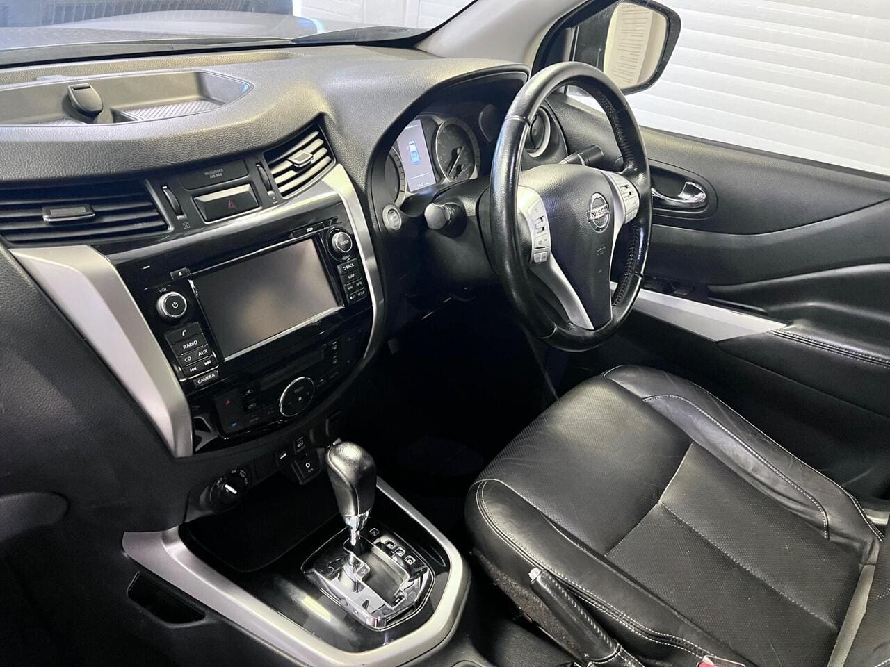 2019 Nissan Navara, interior front (photo 25 of 33)