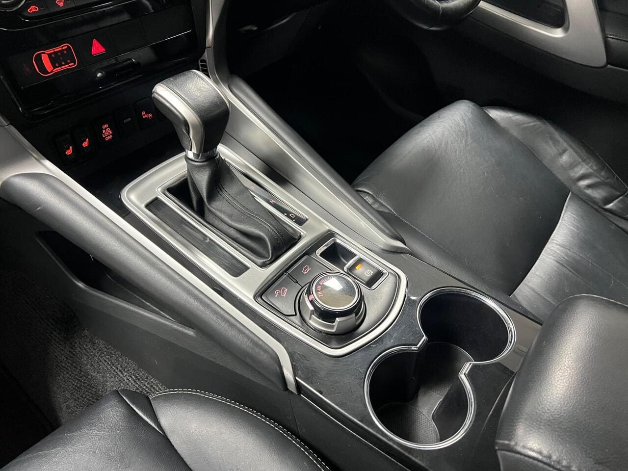 2020 Mitsubishi Shogun Sport, interior front (photo 13 of 44)