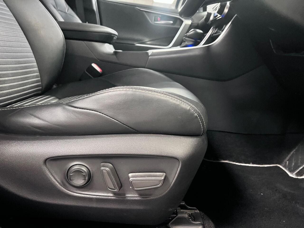 2021 Toyota RAV4 (photo 19 of 38)