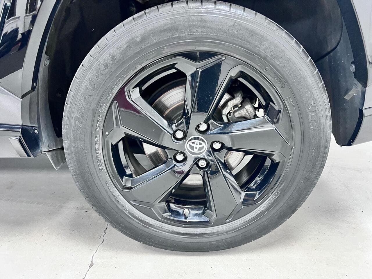 2020 Toyota RAV4, wheel (photo 42 of 43)