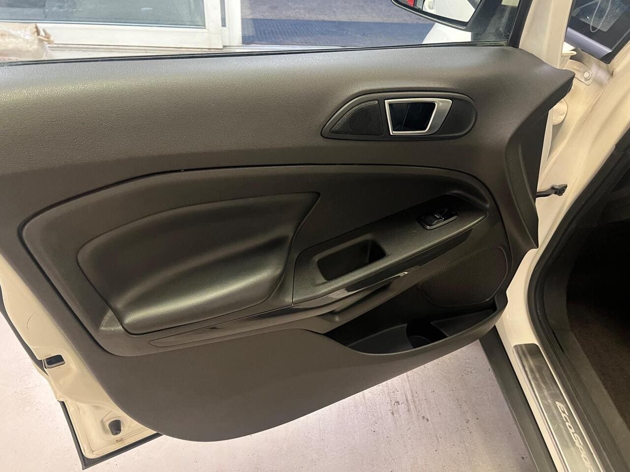2016 Ford EcoSport, door interior (photo 13 of 26)