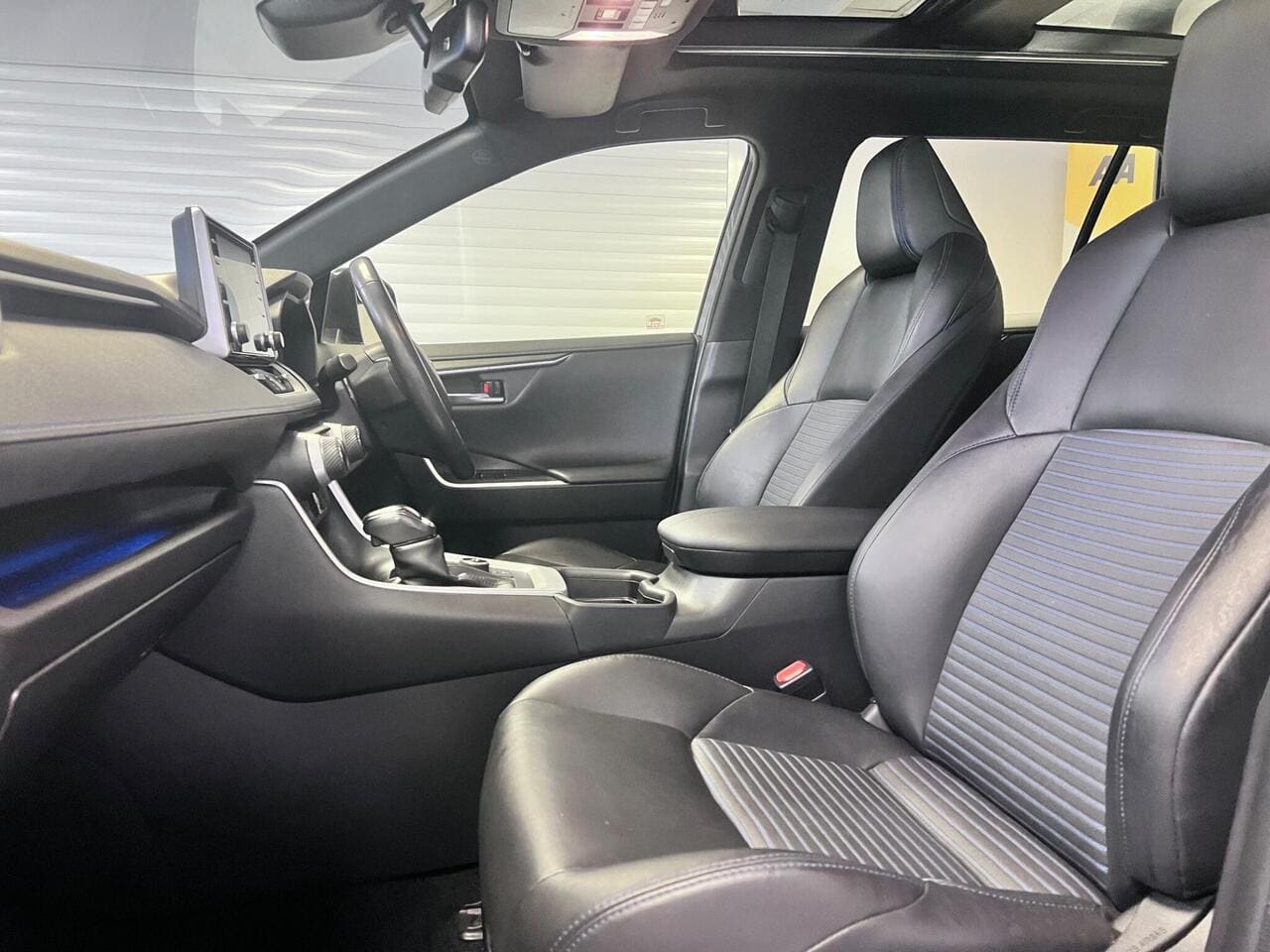 2020 Toyota RAV4, seat front passenger (photo 28 of 49)