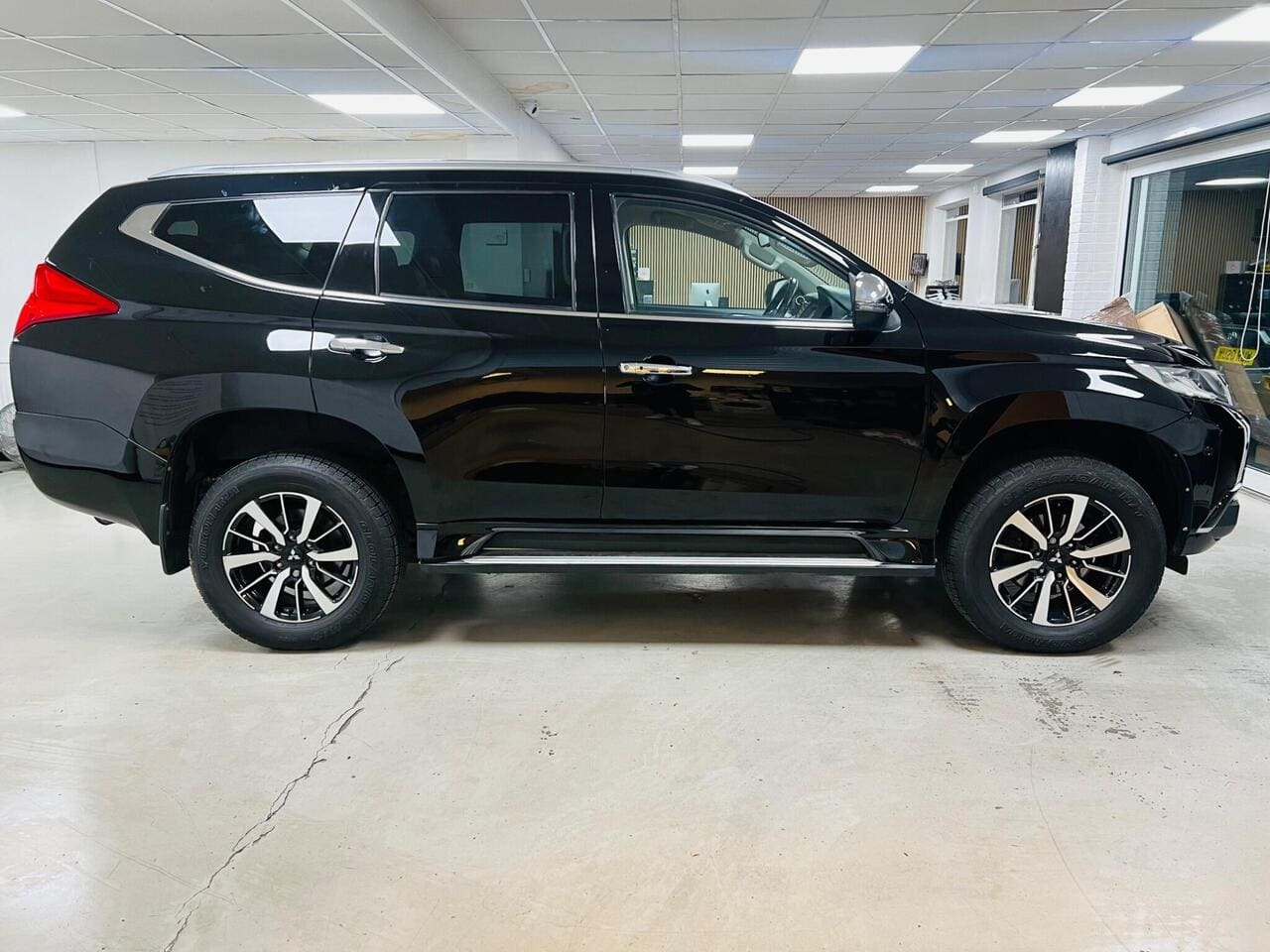 2020 Mitsubishi Shogun Sport, side right (photo 8 of 44)