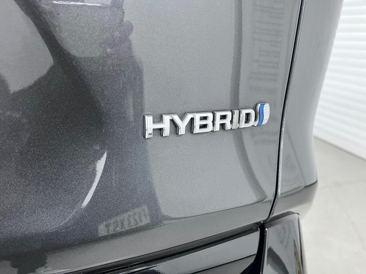 2020 Toyota RAV4, badge exterior (photo 39 of 43)