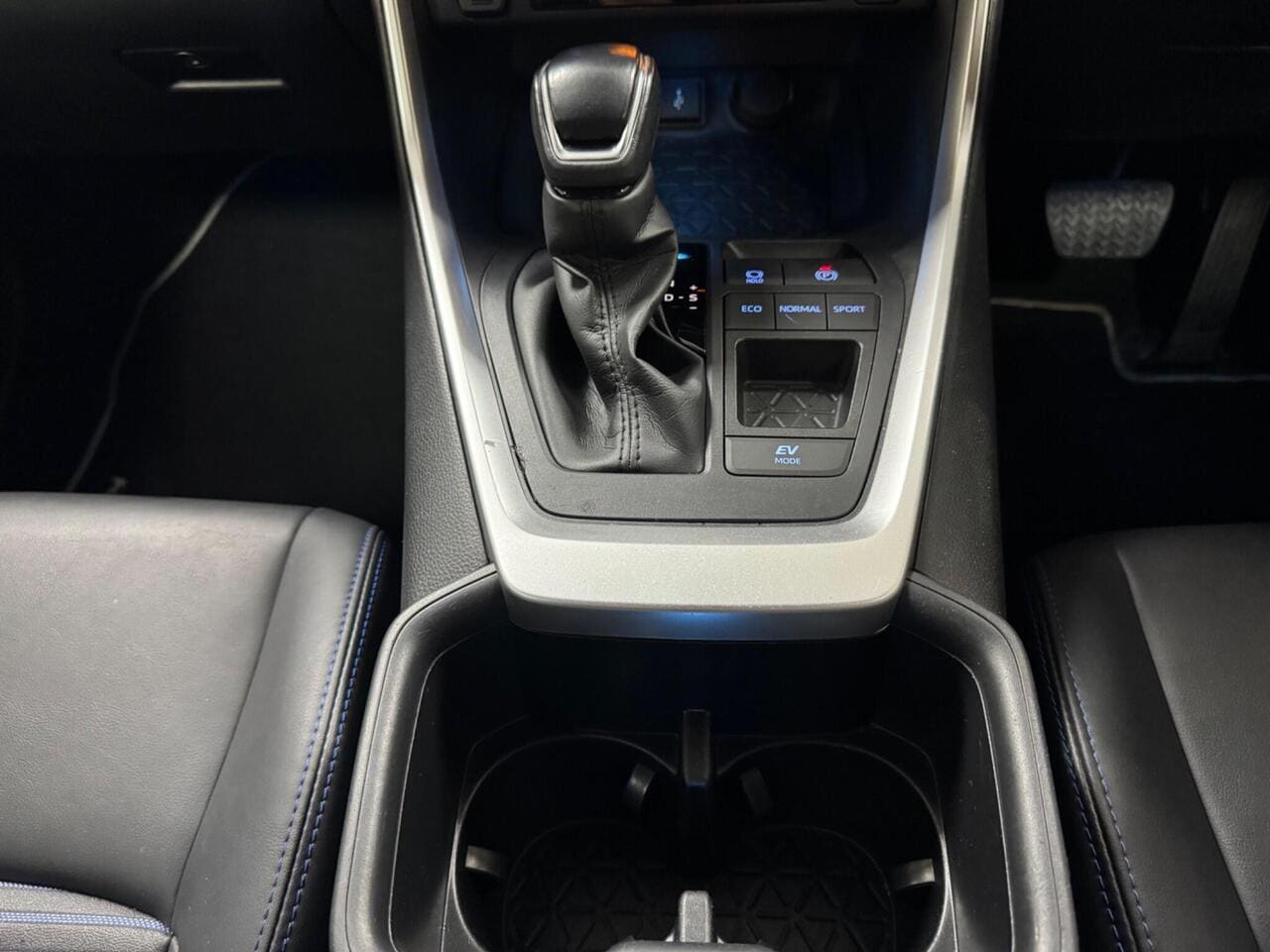 2022 Toyota RAV4, interior front (photo 15 of 36)