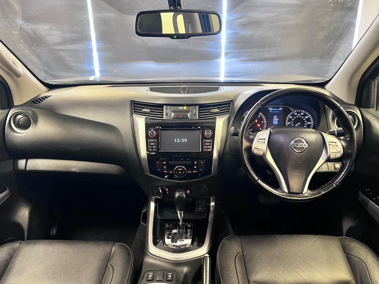 2019 Nissan Navara, interior front (photo 26 of 33)