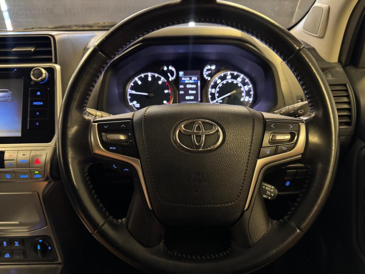 2019 Toyota Land Cruiser, steering wheel (photo 21 of 39)