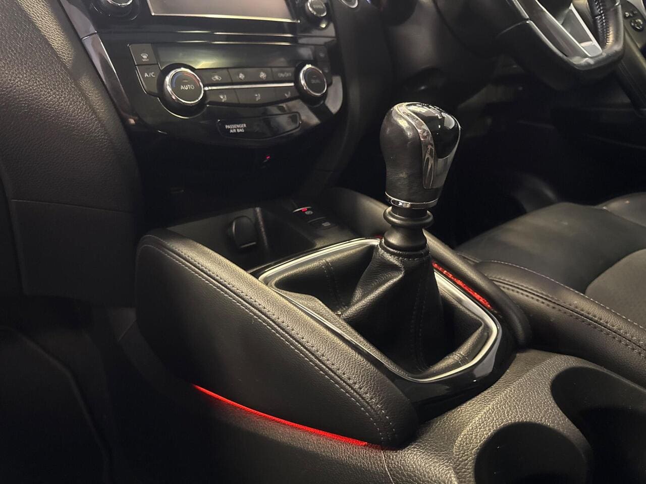 2017 Nissan Qashqai, interior front (photo 11 of 36)