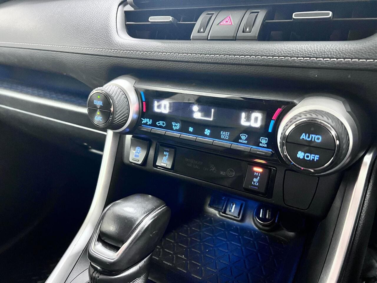 2020 Toyota RAV4 (photo 17 of 36)