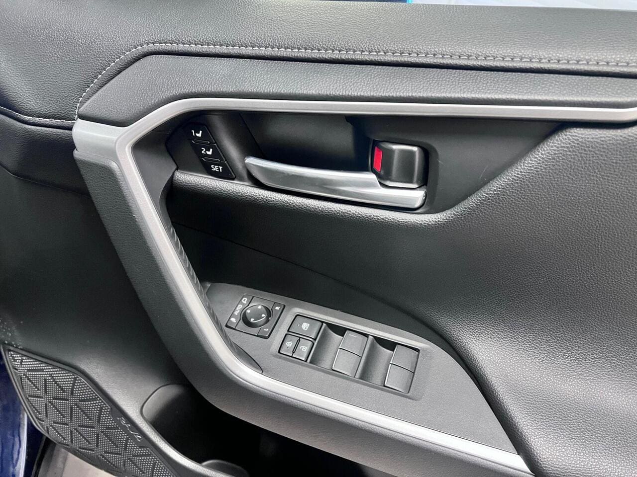 2019 Toyota RAV4, door interior (photo 19 of 37)