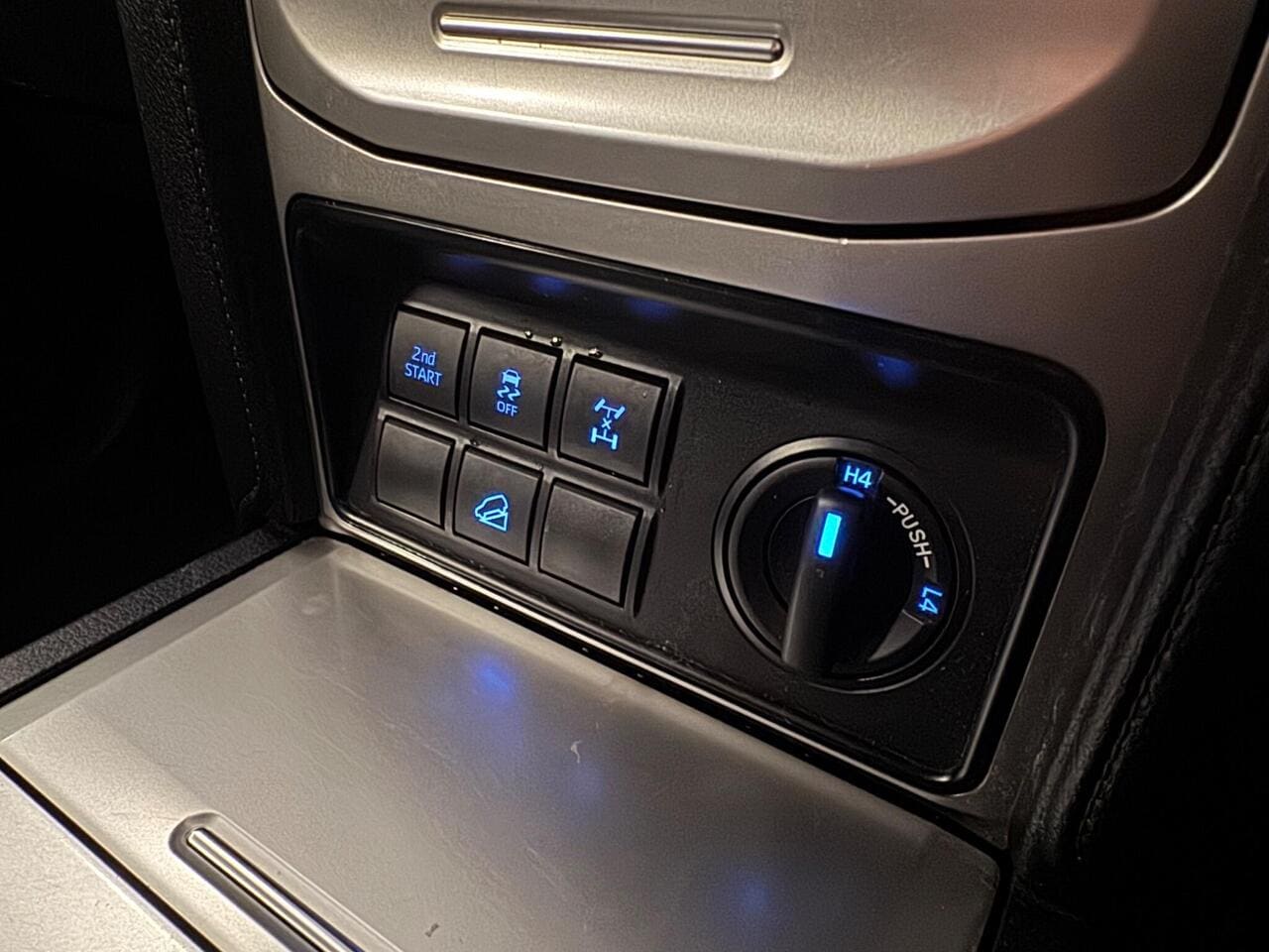 2019 Toyota Land Cruiser, misc controls (photo 17 of 39)