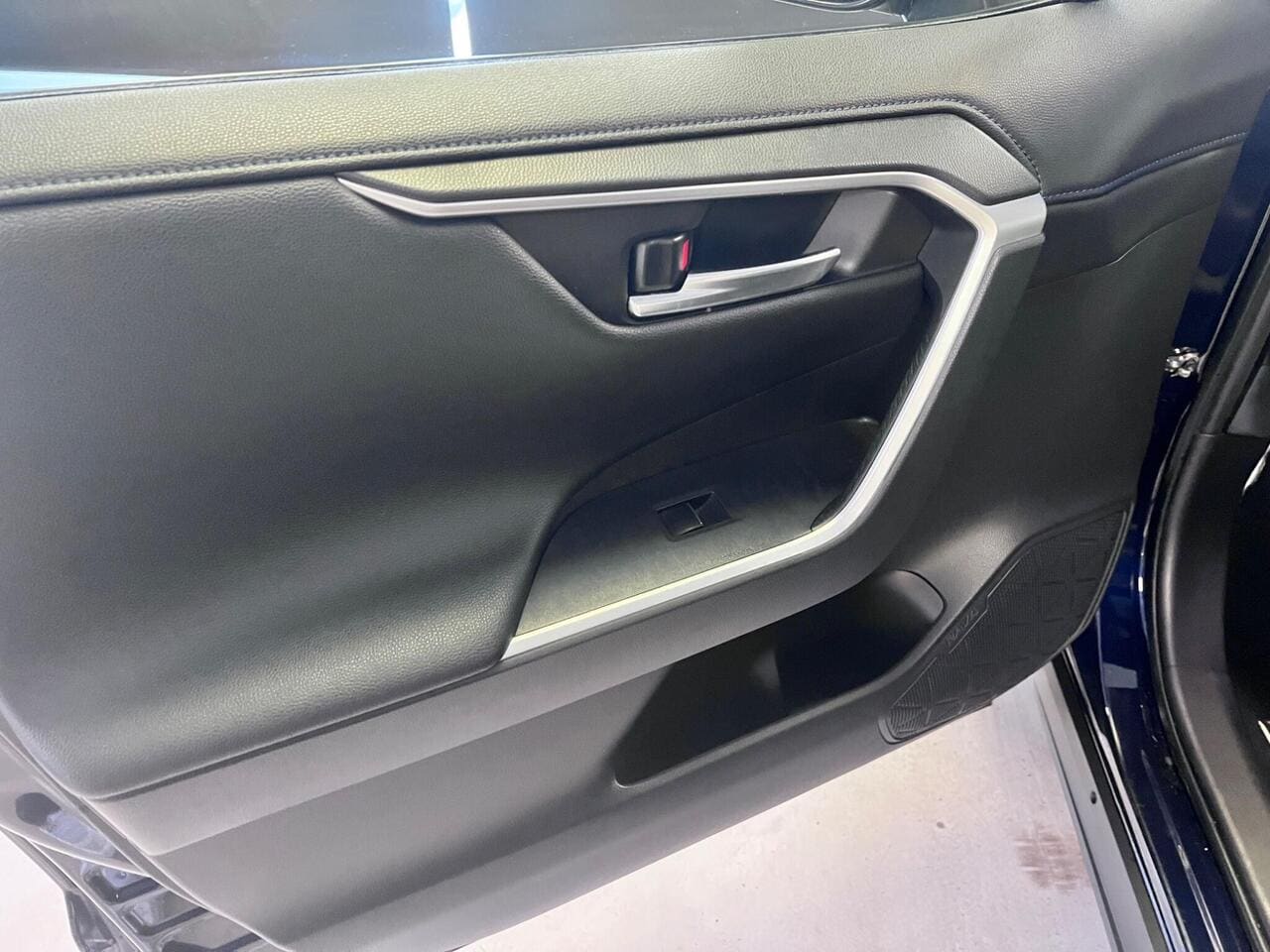 2020 Toyota RAV4, door interior (photo 29 of 49)
