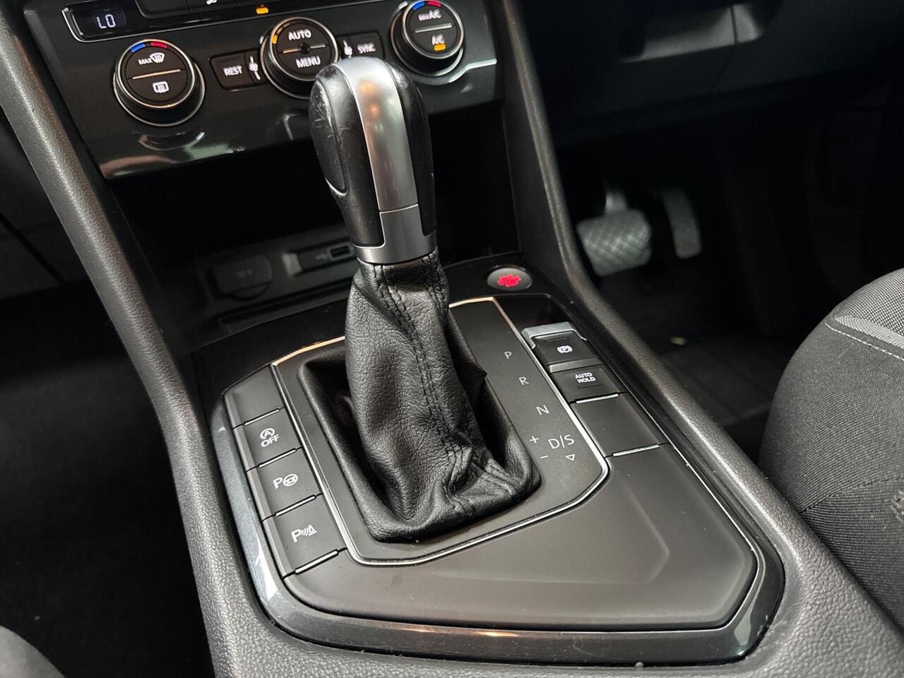 2019 Volkswagen Tiguan, interior front (photo 22 of 28)