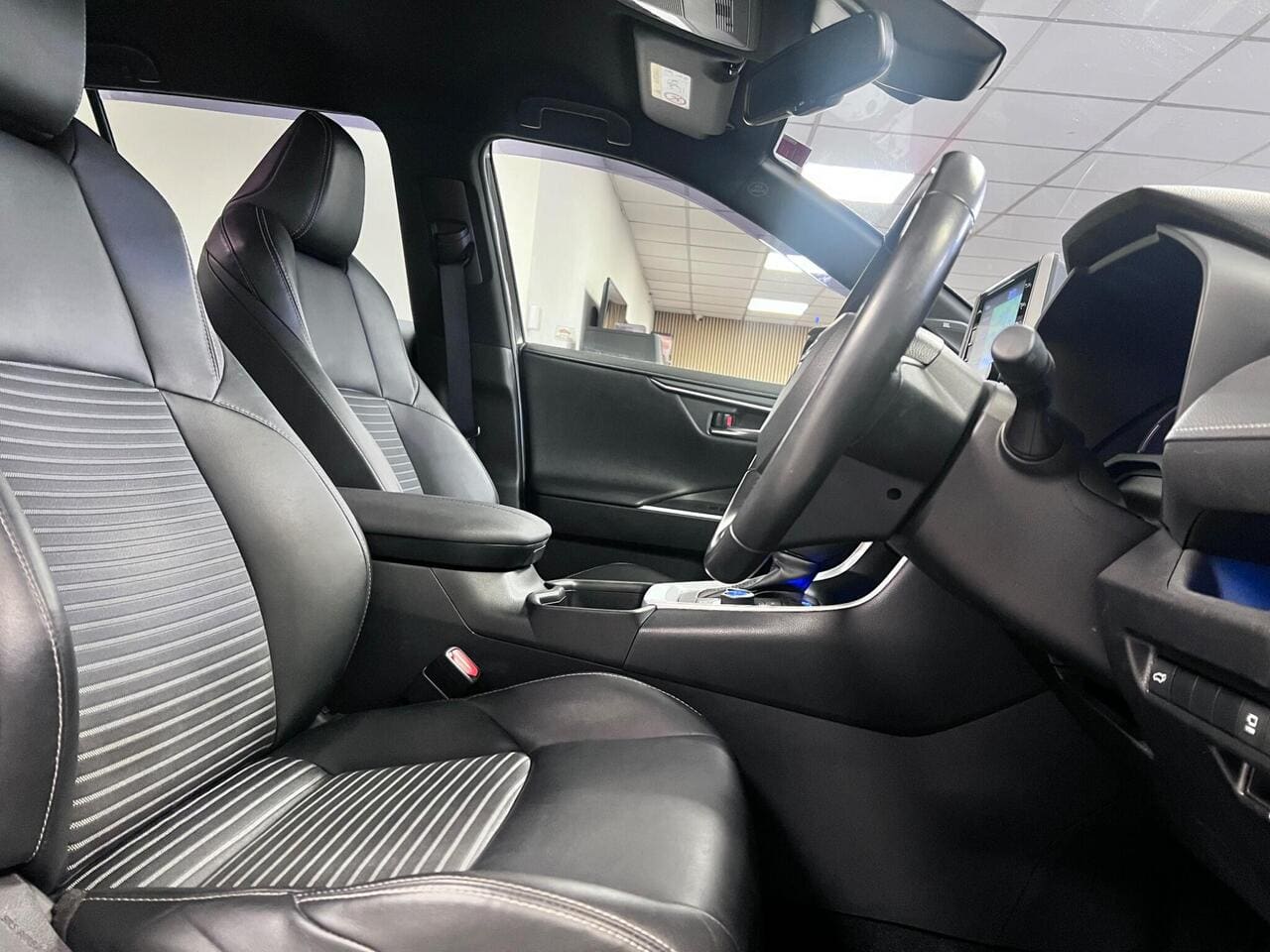 2021 Toyota RAV4, seat driver (photo 20 of 38)