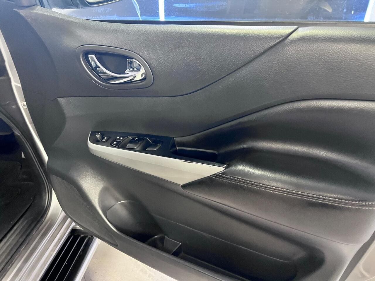 2019 Nissan Navara, door interior (photo 11 of 33)
