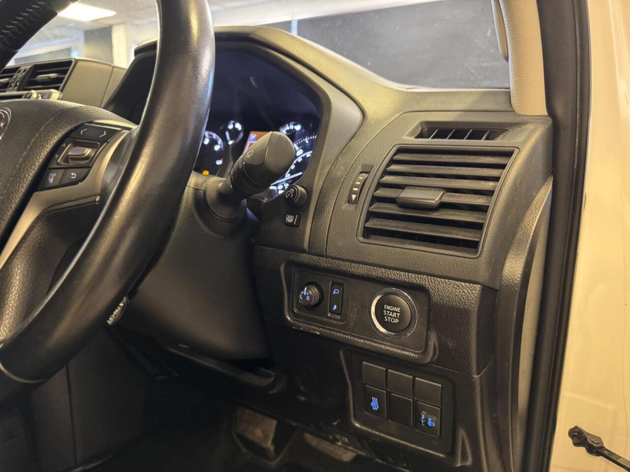 2019 Toyota Land Cruiser, misc controls (photo 27 of 39)