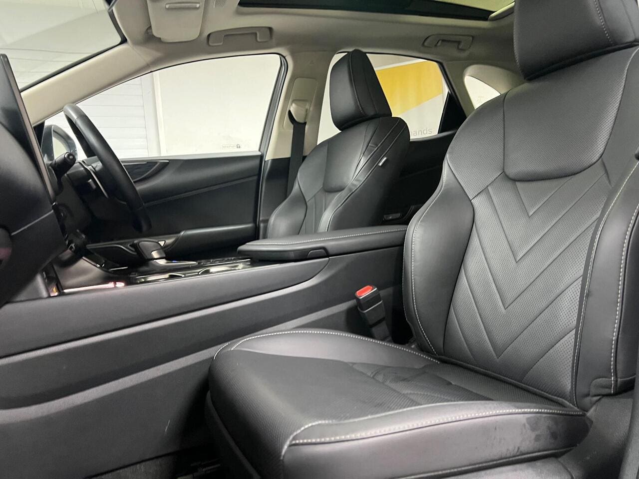2022 Lexus NX, seat front passenger (photo 26 of 46)