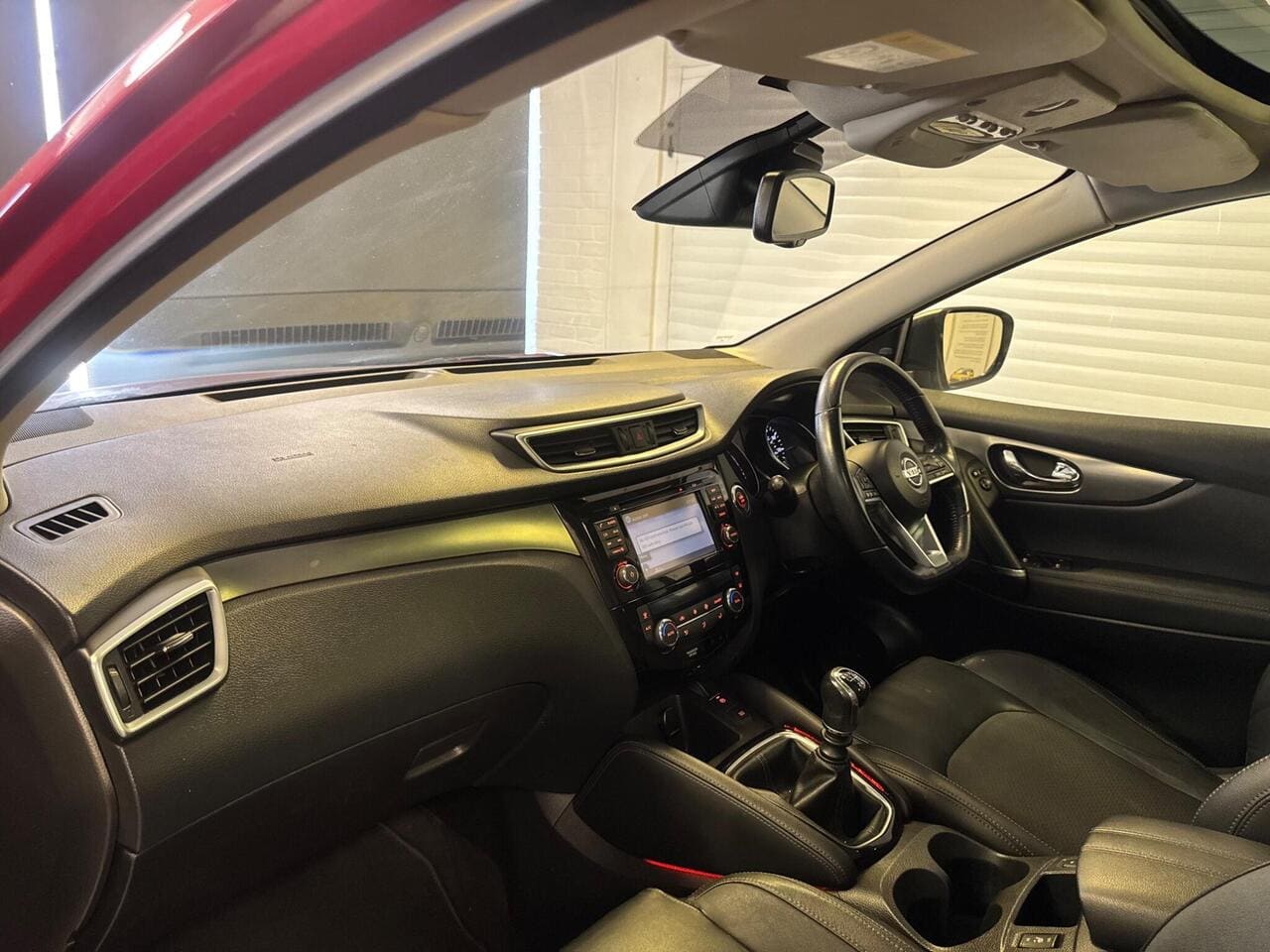 2017 Nissan Qashqai, interior front (photo 22 of 36)