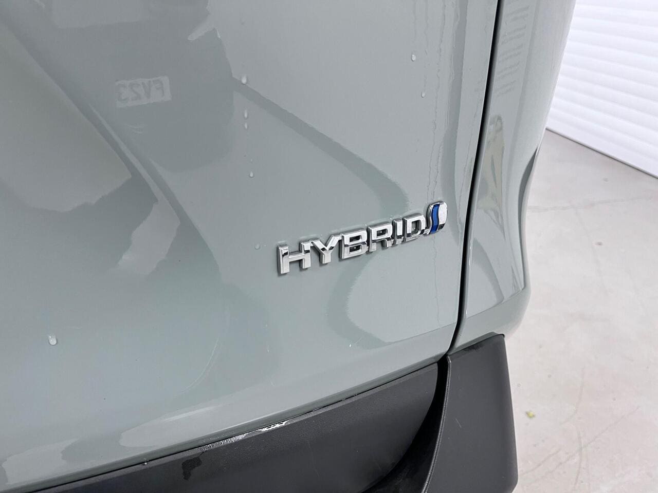 2020 Toyota RAV4, badge exterior (photo 31 of 36)